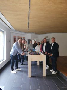 Am Tischkicker v.l.n.r.: Stellv. Vorstandsmitglied Markus Philipp, Vorsitzender des Stiftungsvorstandes Martin Semmet, Mitglieder des Jugendforums, Christine Theberath, Bürgermeister Karsten Mußler, 1. Bürgermeisterstellvertreter Jochen Philipp